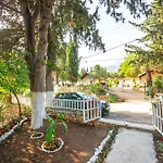 Lodges Shen Nikolla